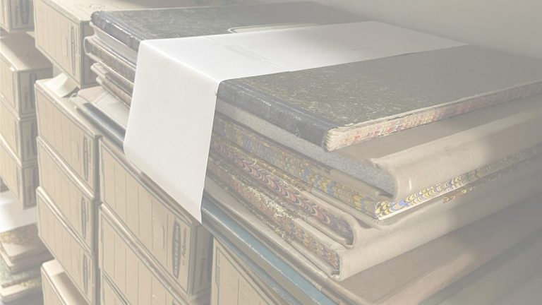 Plusieurs documents pogés sur une étagère